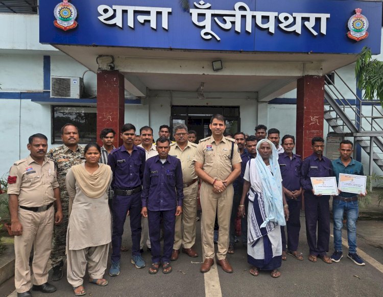 सड़क दुर्घटना में घायलों की मदद करने वालों को पुलिस ने किया सम्मानित 