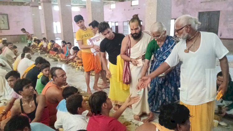 भक्ति पाठ और भजन कीर्तन से गुंज उठी अयोध्या नगरी 