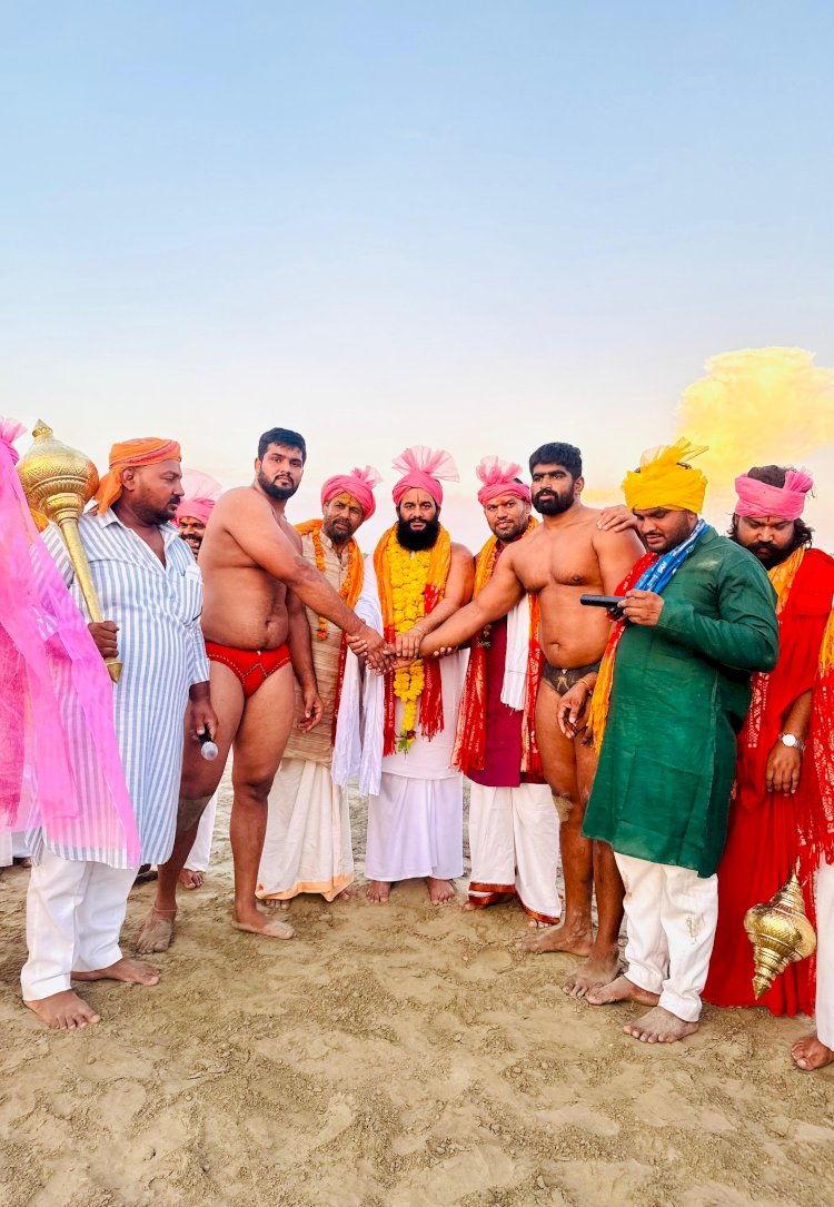 संकट मोचन सेना के राष्ट्रीय अध्यक्ष संजय दास महाराज ने दंगल में बढ़ाई शोभा
