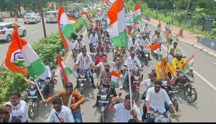 पत्रकारो ने निकाली 14 किलोमीटर लंबी तिरंगा शोभायात्रा 