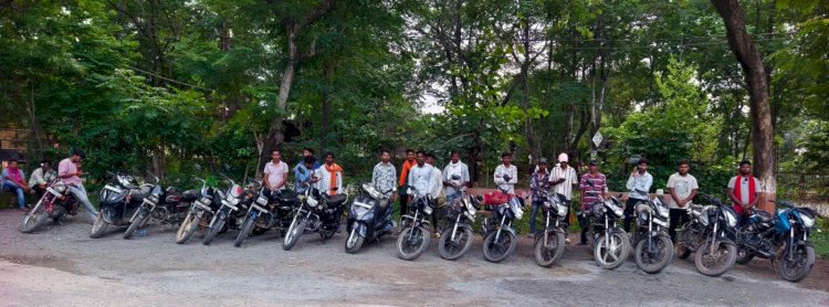 बिना नंबर प्लेट तीन सवारी और पटाखा बुलेट चालको पर कड़ी कार्यवाही 