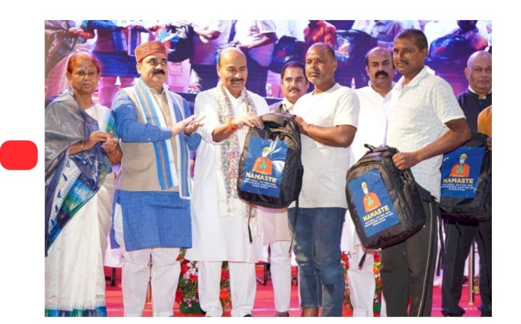 नमस्ते योजना के अंतर्गत कर्मचारियों को किट और आयुष्मान कार्ड दिए गए 