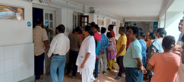 अस्पताल के बाहर आपत्तिजनक हालत में मिला मरीज का शव