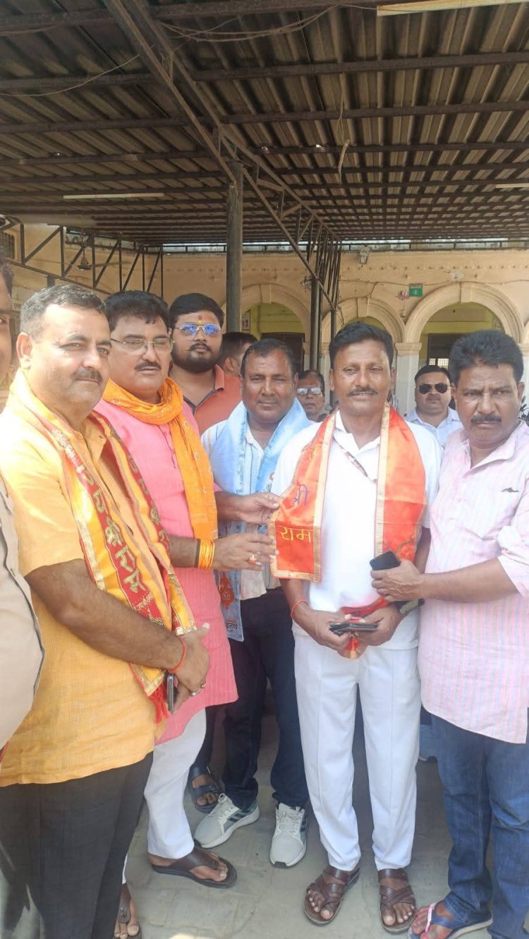 सरयू नदी से बच्चे को बाहर निकालने वाले जल पुलिस को विधायक अजय सिंह ने किया सम्मानित 