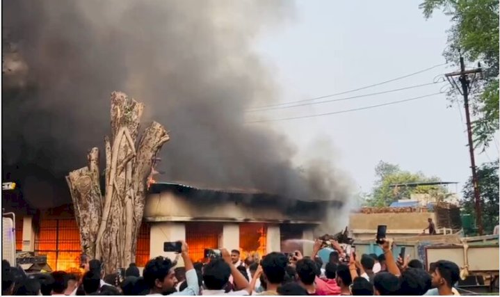 कचरा कलेक्सन सेंटर में लगी आग 