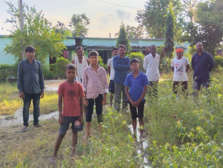 गंदगी से घिरा हुआ राजपुर सरकारी प्राथमिक विद्यालय