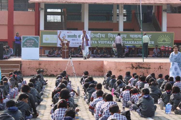 रबिन्द्र गिलुवा ने केंद्रीय विद्यालय चक्रधरपुर में हो आदिवासियों की गाथा सुनाई