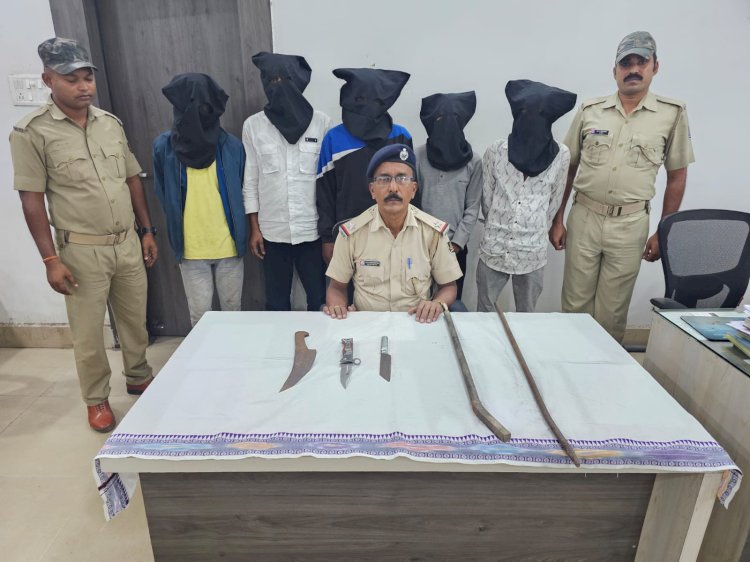 घातक हथियारों  के साथ 5 आरोपी गिरफ्तार 