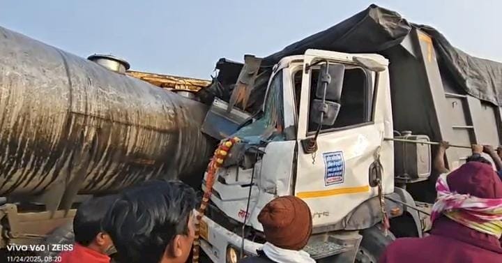 दो सड़क दुर्घटना में ट्रेलर चालक केबिन में बुरी तरह फंसकर गंभीर रूप से घायल हुए
