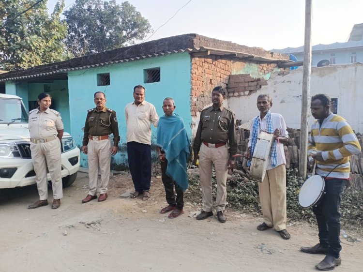 चार फरार अपराधियों के घर लगा पुलिस का नोटिस