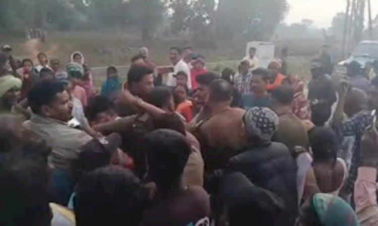 दो घंटे तक अबकारी प्रभारी को लोगों ने बंधक बनाकर रखा