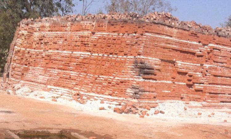 धरमजयगढ़ में कच्ची लाल ईंटों का अवैध निर्माण जोरो पर प्रशासन मौन 