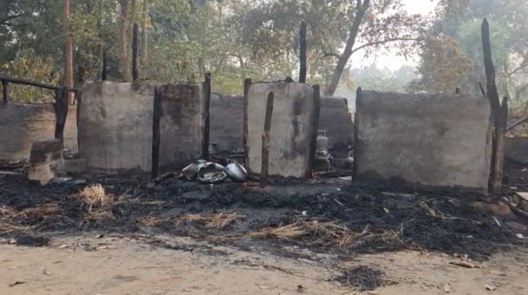 तीन कमरों का घर भीषण आग में जलकर खाक हो गया