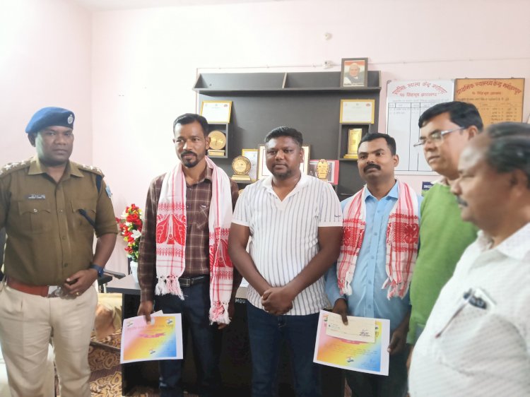 घायलों को मदद करने वाले को विधायक ने किया सम्मानित