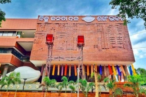 बीजद और कांग्रेस ने विधायकों को जारी किया व्हिप