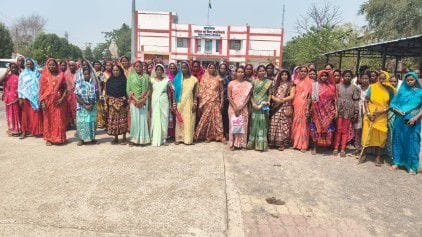 शराब दुकान के खिलाफ सैकड़ों महिलाएं पहुँची कलेक्टर के पास