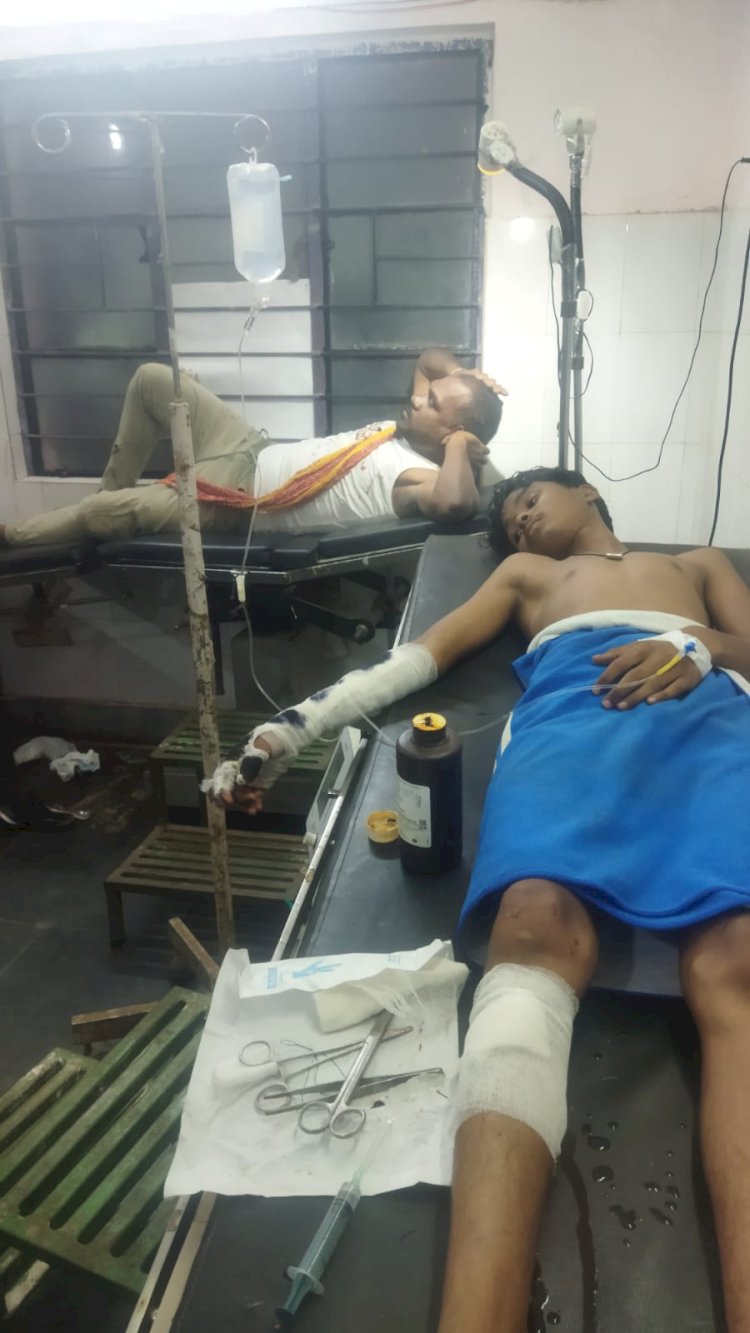 दो मोटरसाइकिल आपस में टकराईं तीन घायल