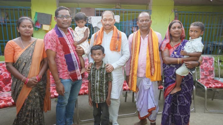 राउरकेला के एस आई राज्य लोक सेवा आयोग में 131 वीं रैंक से उत्तीर्ण