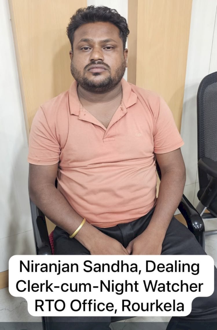 आरटीओ राउरकेला के दो कर्मचारी रिश्वत लेते रंगे हाथों पकडे़ गए