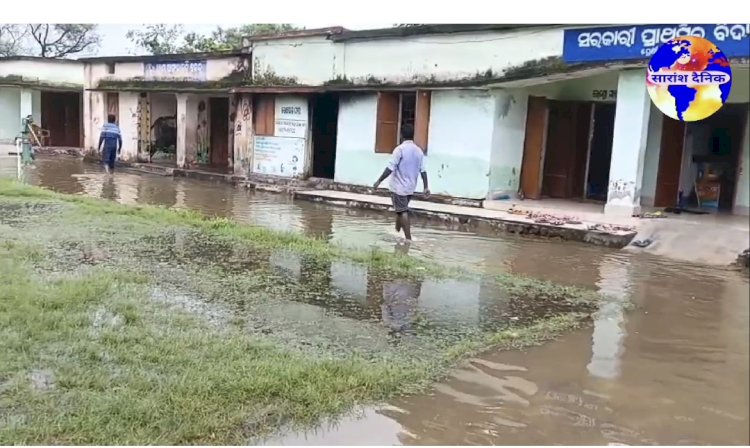 स्कूल परिसर में हर साल भर जाता है बारिश का पानी