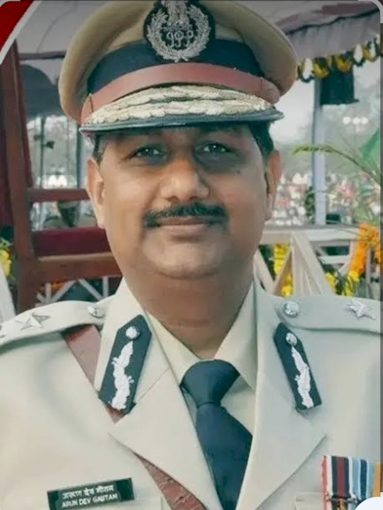 आइपीएस अधिकारीयों ने गोद लिए थाने