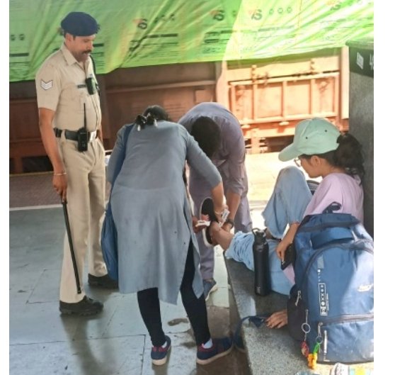 चलती ट्रेन में चढ़ने के प्रयास में गिरी यूवती:आरपीएफ ने की त्वरित कार्यवाही